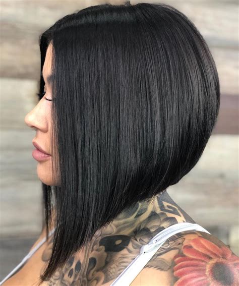 This is a curly long bob (lob). It’s shorter in the back and slightly longer in the front, with some layers for added volume and movement. This haircut and length is a classic and could be symmetrical. This bob cut for curly hair gives you some volume without your locks getting too big. Instagram @mindyhair1.